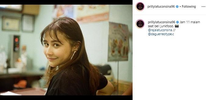 Gaya Prilly Latuconsina berponi tipis. (Instagram/@prillylatuconsina96)