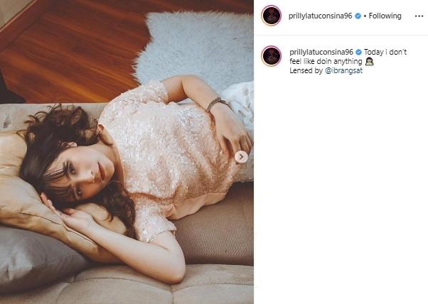 Gaya Prilly Latuconsina berponi tipis. (Instagram/@prillylatuconsina96)
