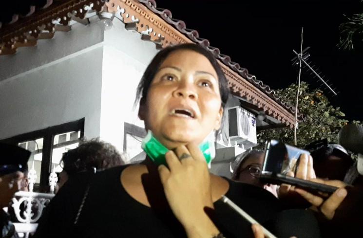 Melanie Subono, cucu BJ Habibie di rumah duka kawasan Kuningan, Jakarta Selatan. [Sumarni]