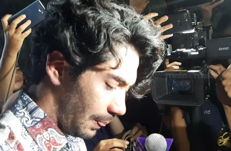 Reza Rahadian tiba di rumah duka BJ Habibie dengan wajah sembab. [MataMata.com/Sumarni]