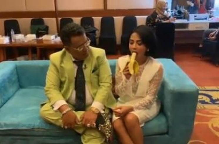 Vanessa Angel makan pisang di depan Hotman Paris. [Capture YouTube]