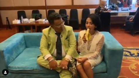Vanessa Angel makan pisang di depan Hotman Paris. [Capture YouTube]