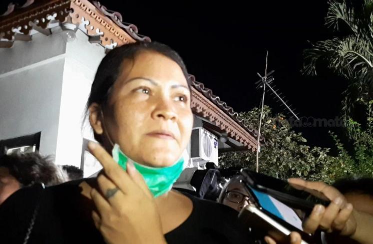 Melanie Subono, cucu BJ Habibie di rumah duka kawasan Kuningan, Jakarta Selatan. [Sumarni]