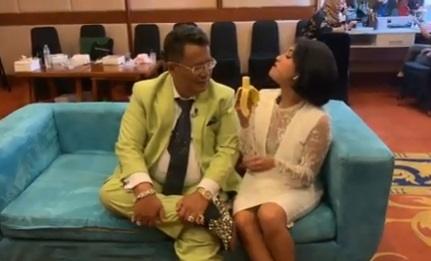 Vanessa Angel makan pisang di depan Hotman Paris. [Capture YouTube]
