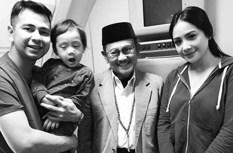 BJ Habibie diapit Raffi Ahmad dan Nagita Slavina. [Instagram] 
