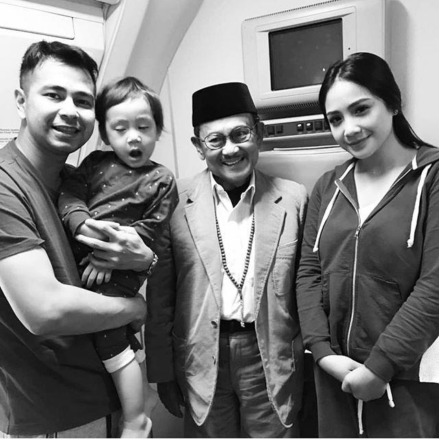 BJ Habibie diapit Raffi Ahmad dan Nagita Slavina. [Instagram] 