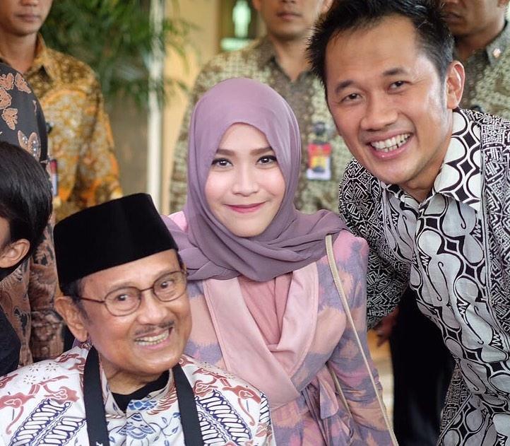 Foto kenangan artis bareng BJ Habibie. (Instagram)