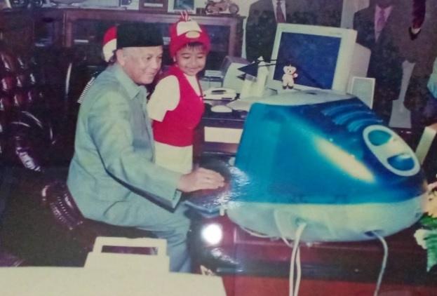 Foto kenangan artis bareng BJ Habibie. (Instagram)