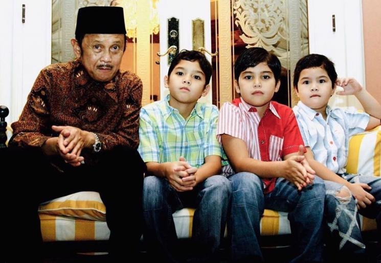 Foto kenangan artis bareng BJ Habibie. (Instagram)