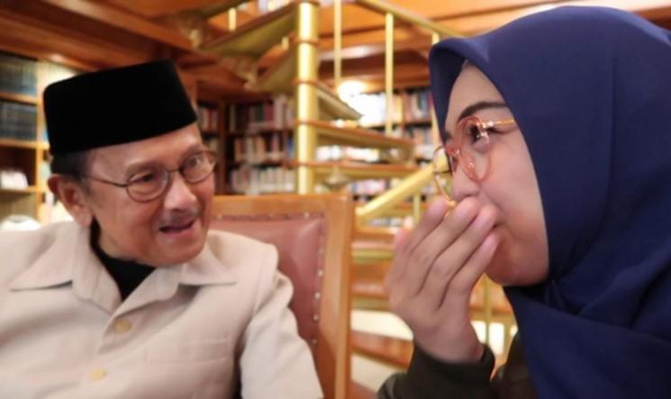 Foto kenangan artis bareng BJ Habibie. (Instagram)