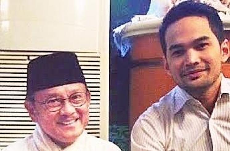 Foto kenangan artis bareng BJ Habibie. (Instagram)