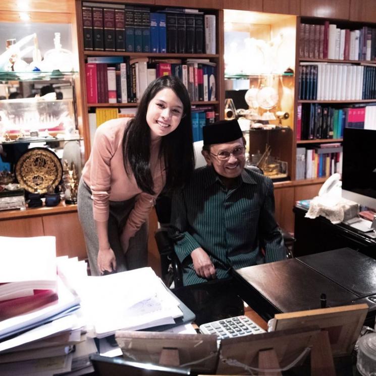 Foto kenangan artis bareng BJ Habibie. (Instagram)