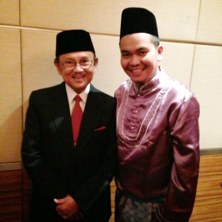 Foto kenangan artis bareng BJ Habibie. (Instagram)