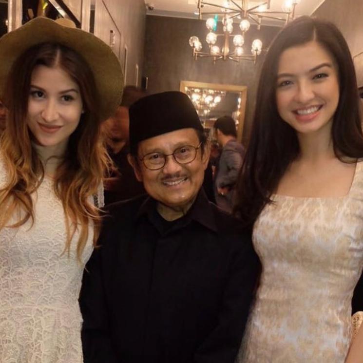 Foto kenangan artis bareng BJ Habibie. (Instagram)