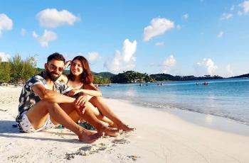 Hot Bingits! 5 Momen Basah-basahan Anushka Sharma dan Suami di Pantai