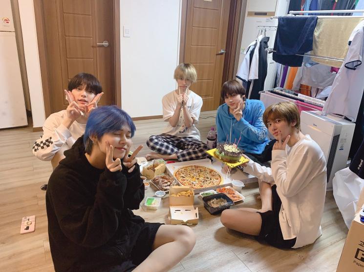 Yeonjun rayakan ulang tahun bareng TXT . (Twitter/@TXT_member)
