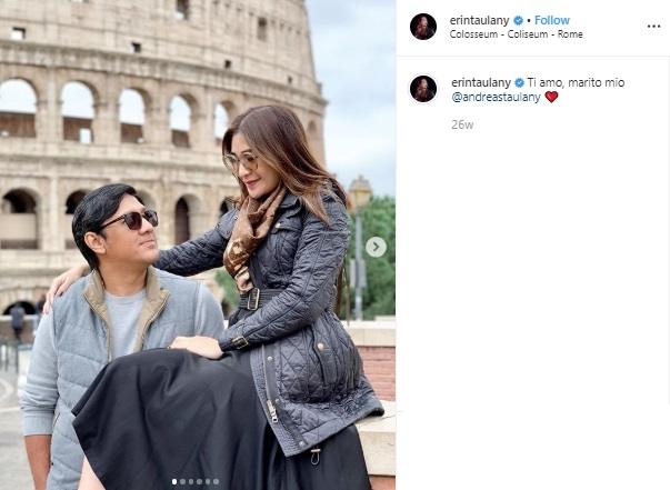 Kemesraan Andre Taulany dan istri, Reinwartia Trygina. (Instagram/@erintaulany)