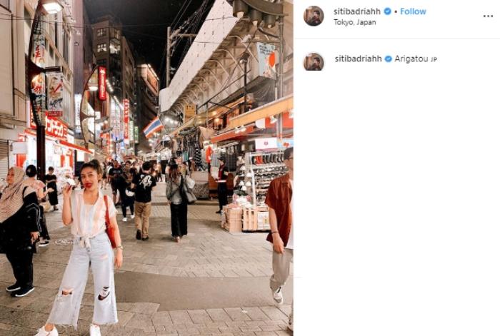 Siti Badriah di Jepang. (Instagram/@sitibadriahh)