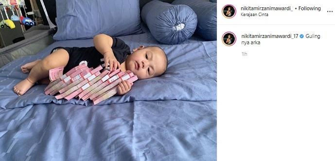 Nikita Mirzani pamer anaknya pegang duit bergepok-gepok. (Instagram/@nikitamirzanimawardi_17)