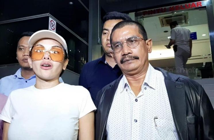 Nikita Mirzani laporkan Elza Syarief ke Polda Metro Jaya, Senin (16/9/2019). [MataMata.com/Yuliani]
