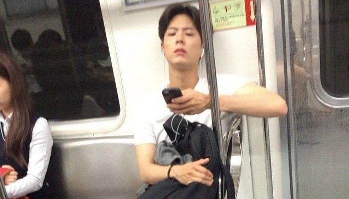 Park Bo Gum naik kendaraan umum (Koreaboo)