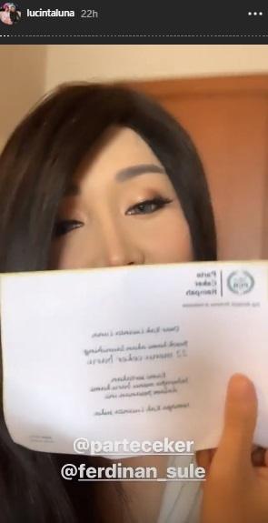 Lucinta Luna dapat 'surat cinta' dari Sule. (Instagram/@lucintaluna)
