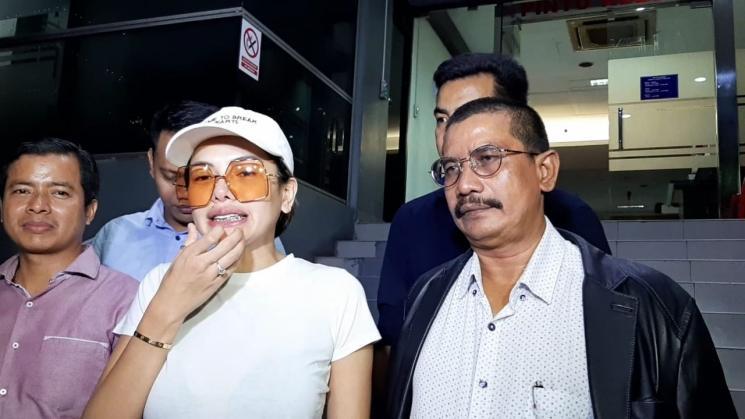 Nikita Mirzani laporkan Elza Syarief ke Polda Metro Jaya, Senin (16/9/2019). [MataMata.com/Yuliani]