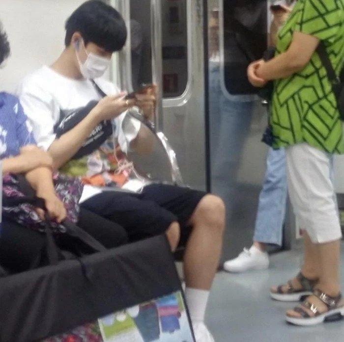 Kim Jaehwan naik kendaraan umum (Koreaboo)