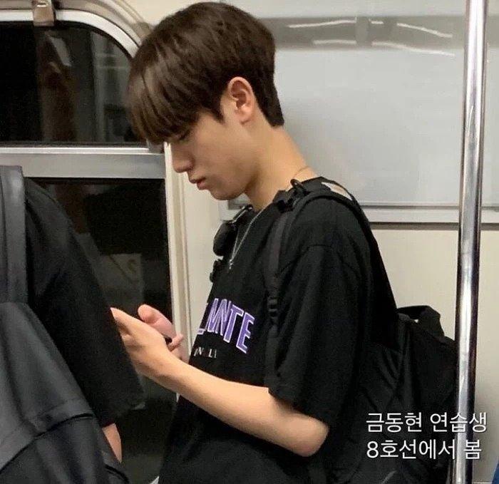 Geum Donghyun naik kendaraan umum (Koreaboo)