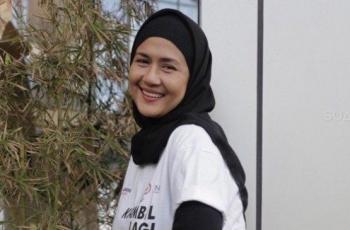 Meski Gundul, Wajah Ria Irawan Tetap Sumringah Jalani Kemoterapi