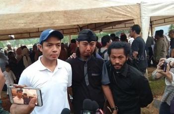 Belum Pernah Bertemu, Dude Harlino Hadiri Pemakaman Ayah Donny Alamsyah