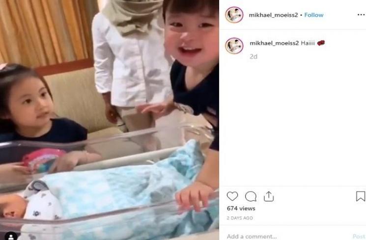 Raphael Moeis sedang menyapa adiknya (Instagram @mikhael_moeiss2)