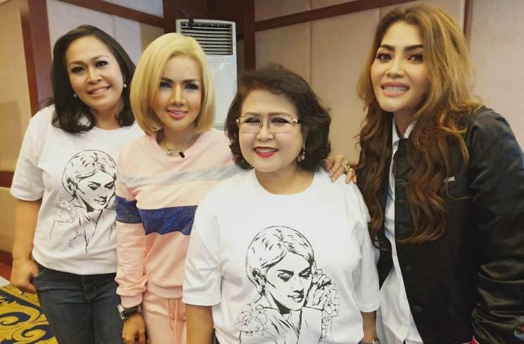 Elza Syarief tampil beda. (Instagram/@barbiekumalasari)