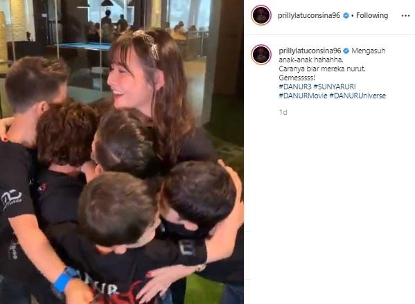 Prilly Latuconsina jadi rebutan anak-anak. (Instagram/@prillylatuconsina96)