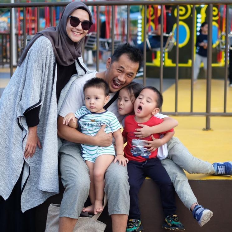 Keluarga Zaskia Adya Mecca dan Hanung Bramantyo (Instagram/@zaskiadyamecca)