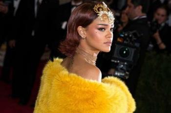 Bikin Senam Jantung! 3 Potret Seksi Rihanna Kenakan Bra Resleting