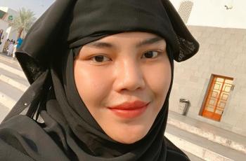 Pakai Cadar, 5 Potret Meldi Umrah Bareng Sang Ibu