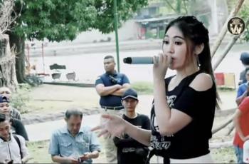 Total 50 Perhiasan, Via Vallen Bagi-bagi Emas