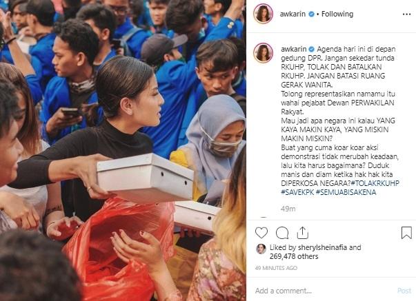 Awkarin ikut bantu mahasiswa demo. (Instagram/@awkarin)