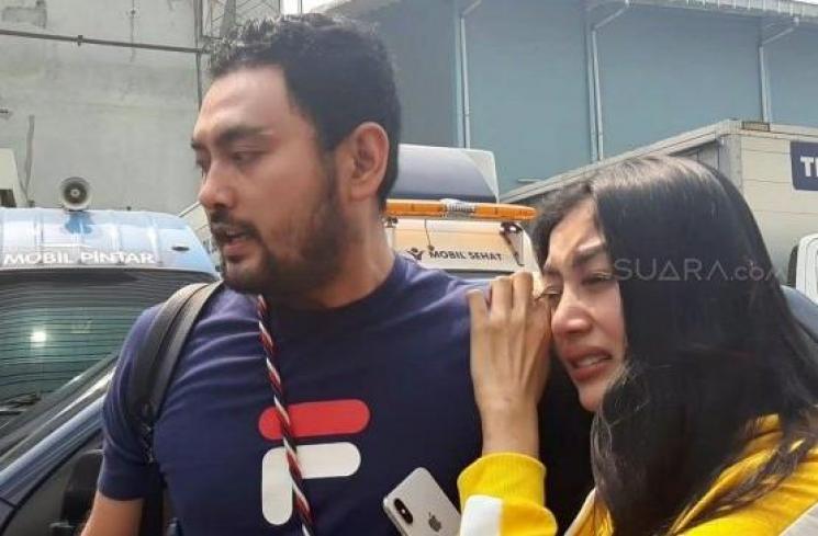 Pamela Safitri menangis didampingi manajer [Suara.com/Yuliani]