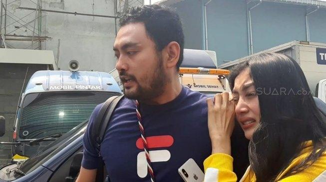Pamela Safitri menangis didampingi manajer [Suara.com/Yuliani]