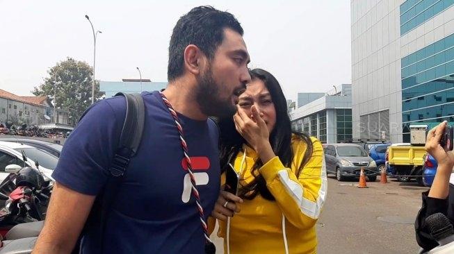 Pamela Safitri menangis didampingi manajer [Suara.com/Yuliani]
