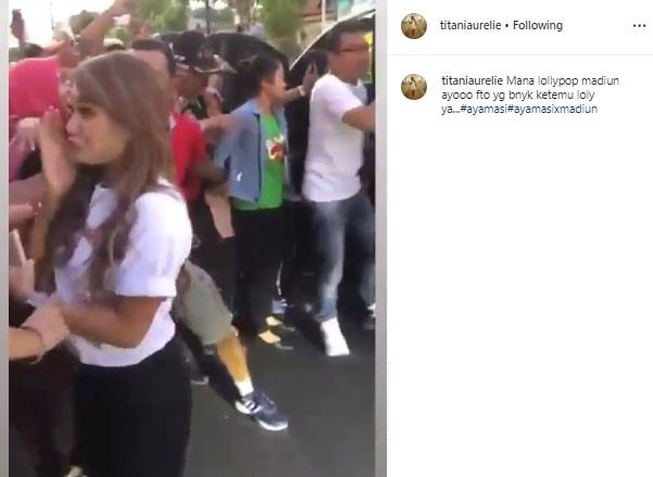 Ekspresi Aurel Hermansyah setelah dicium fans. (Instagram)