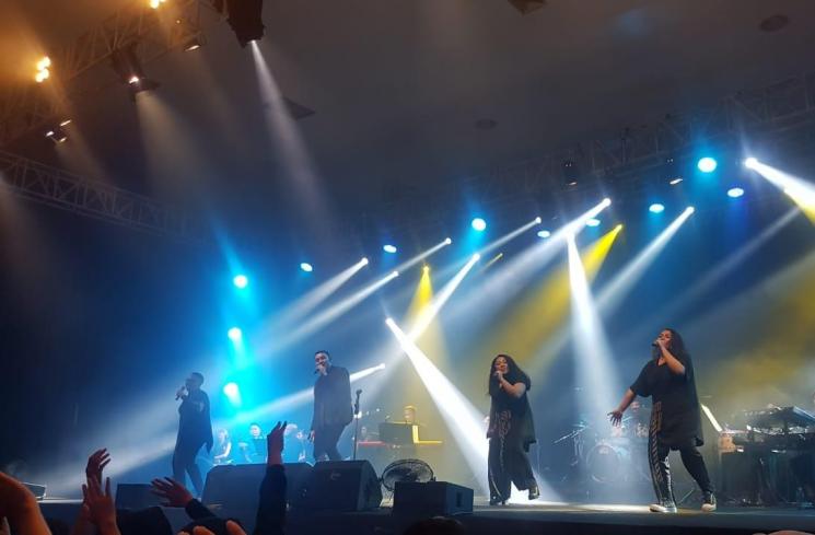 Tulus saat konser Tur Sewindu di Yogyakarta. (Matamata.com/IrmaJoanita)
