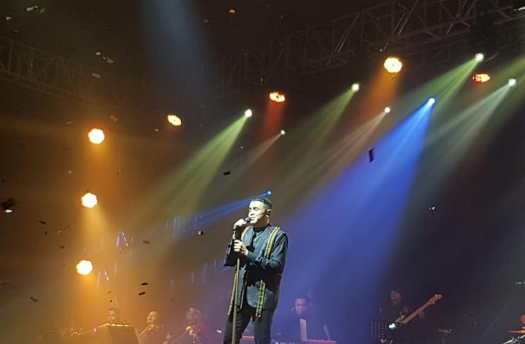 Tulus saat konser Tur Sewindu di Yogyakarta. (Matamata.com/IrmaJoanita)