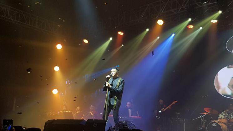 Tulus saat konser Tur Sewindu di Yogyakarta. (Matamata.com/IrmaJoanita)