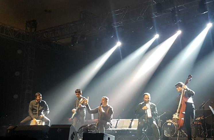 Tulus saat konser Tur Sewindu di Yogyakarta. (Matamata.com/IrmaJoanita)