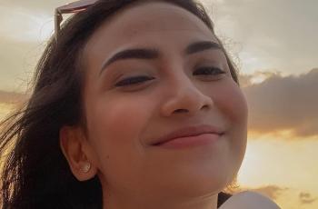 Jilat Es Krim di Pinggir Pantai, Vanessa Angel Cuek Nggak Pakai Bra!