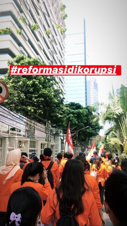Unggahan Sisil JKT48 saat demo di DPR. [Instagram]