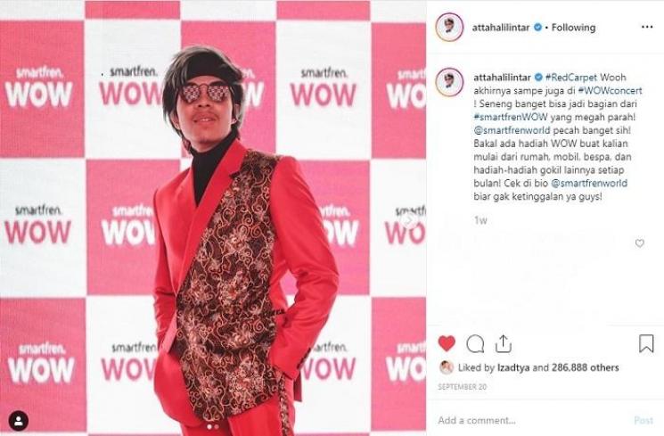 Atta Halilintar dengan outfit ngejreng (Instagram @attahalilintar)